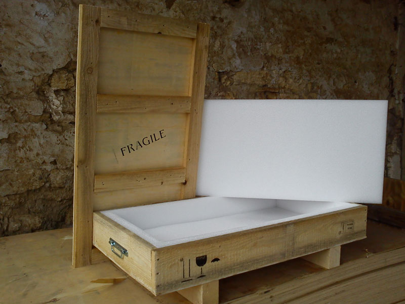 Caisse en bois sur mesure avec protection mousse intérieure et poignées pour une manutention facile.