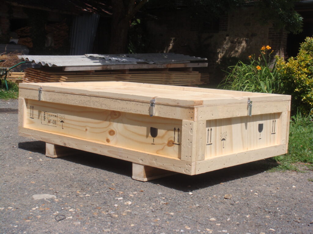 caisse navette en bois, fabriquée sur mesure. Équipée de grenouillères et de palettisables.